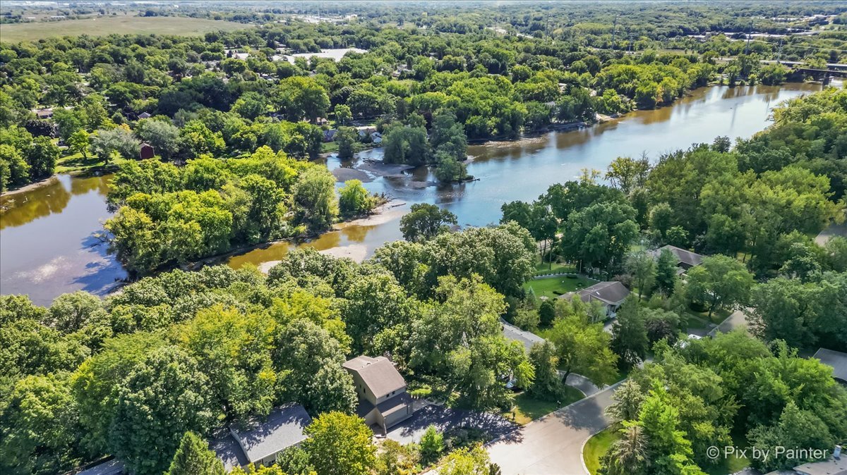 7N905 Woodcliff Drive, South Elgin, IL 60177