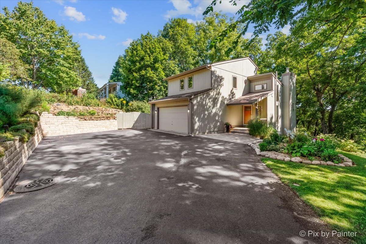 7N905 Woodcliff Drive, South Elgin, IL 60177