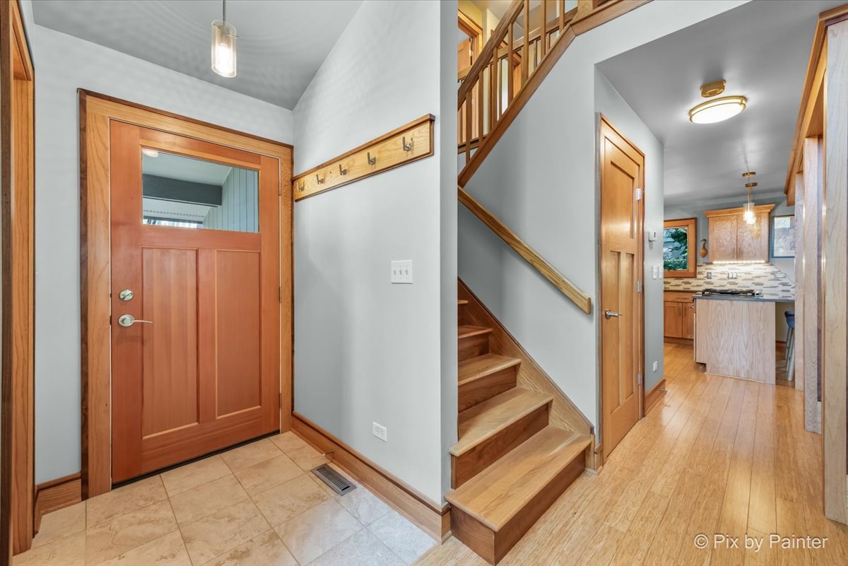 7N905 Woodcliff Drive, South Elgin, IL 60177