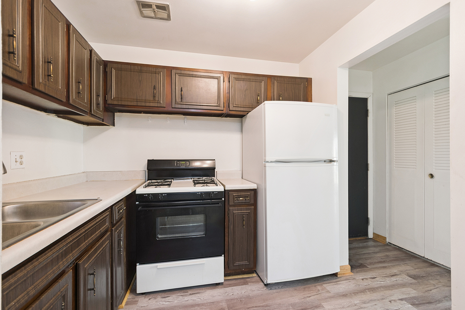 16W540 Lake Drive #9-104, Willowbrook, IL 60527