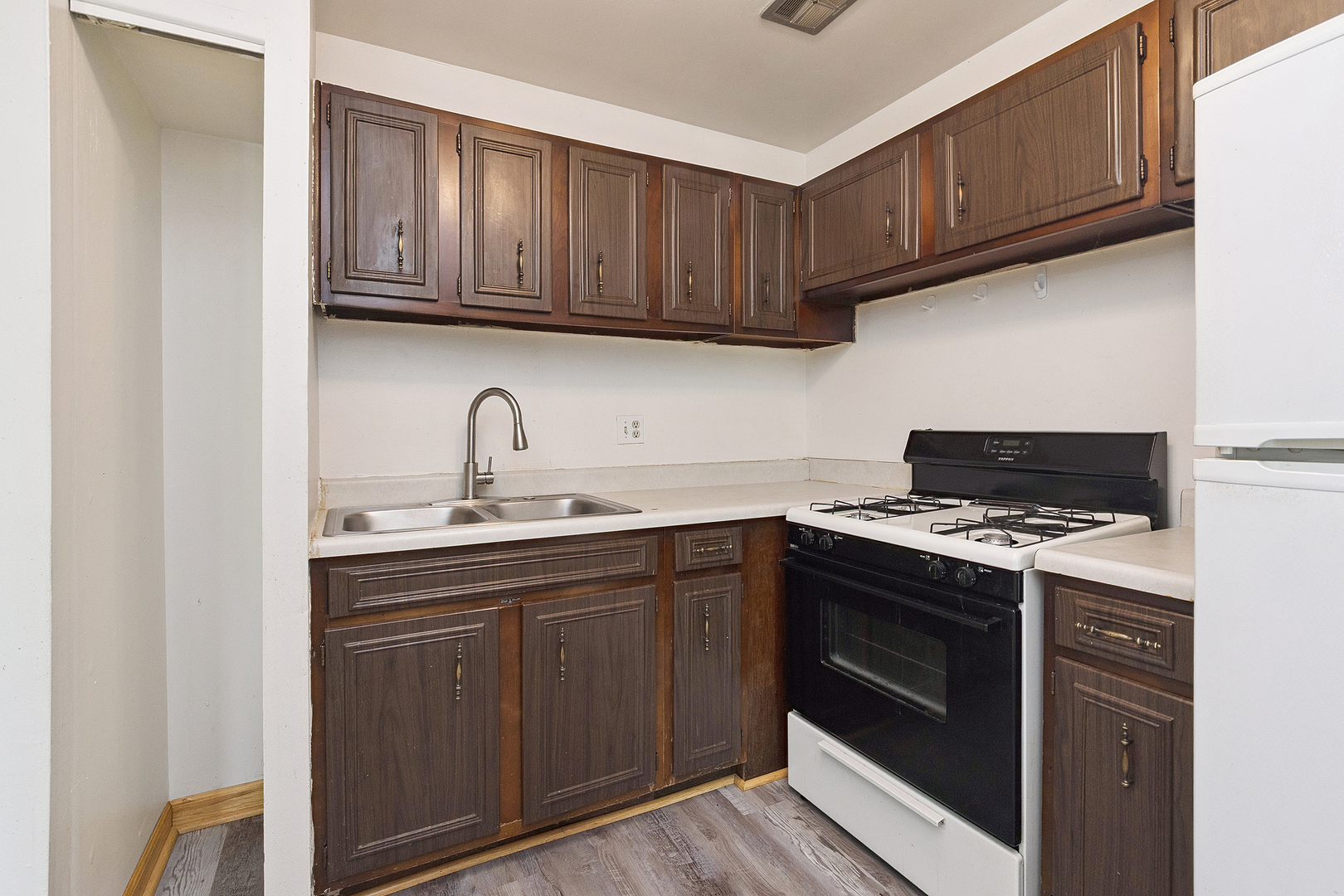 16W540 Lake Drive #9-104, Willowbrook, IL 60527