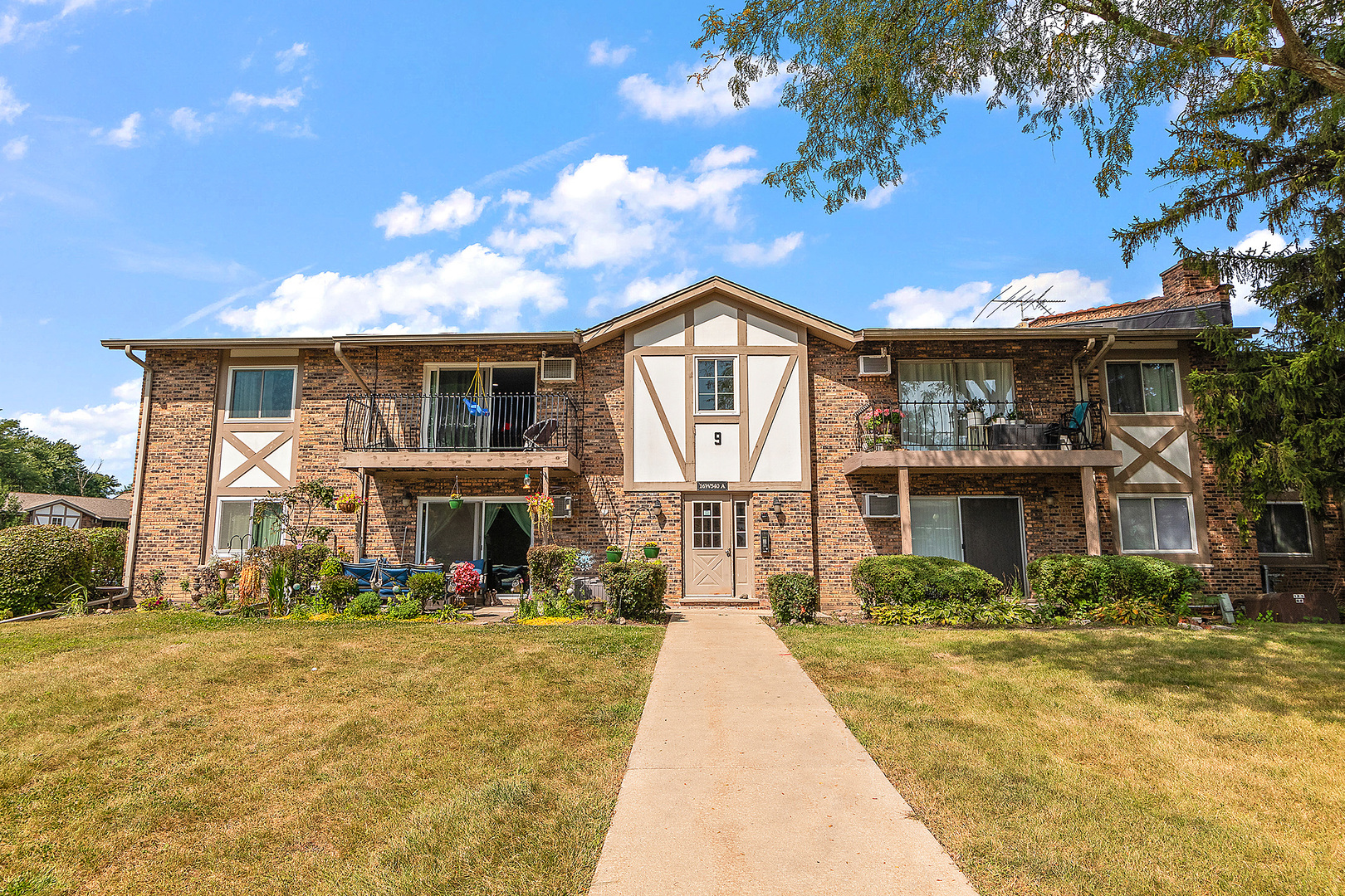 16W540 Lake Drive #9-104, Willowbrook, IL 60527
