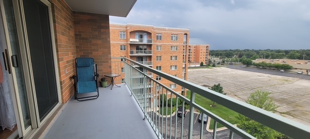 6815 N Milwaukee Avenue #604, Niles, IL 60714