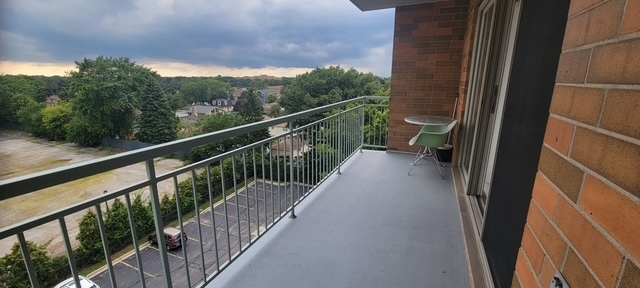 6815 N Milwaukee Avenue #604, Niles, IL 60714