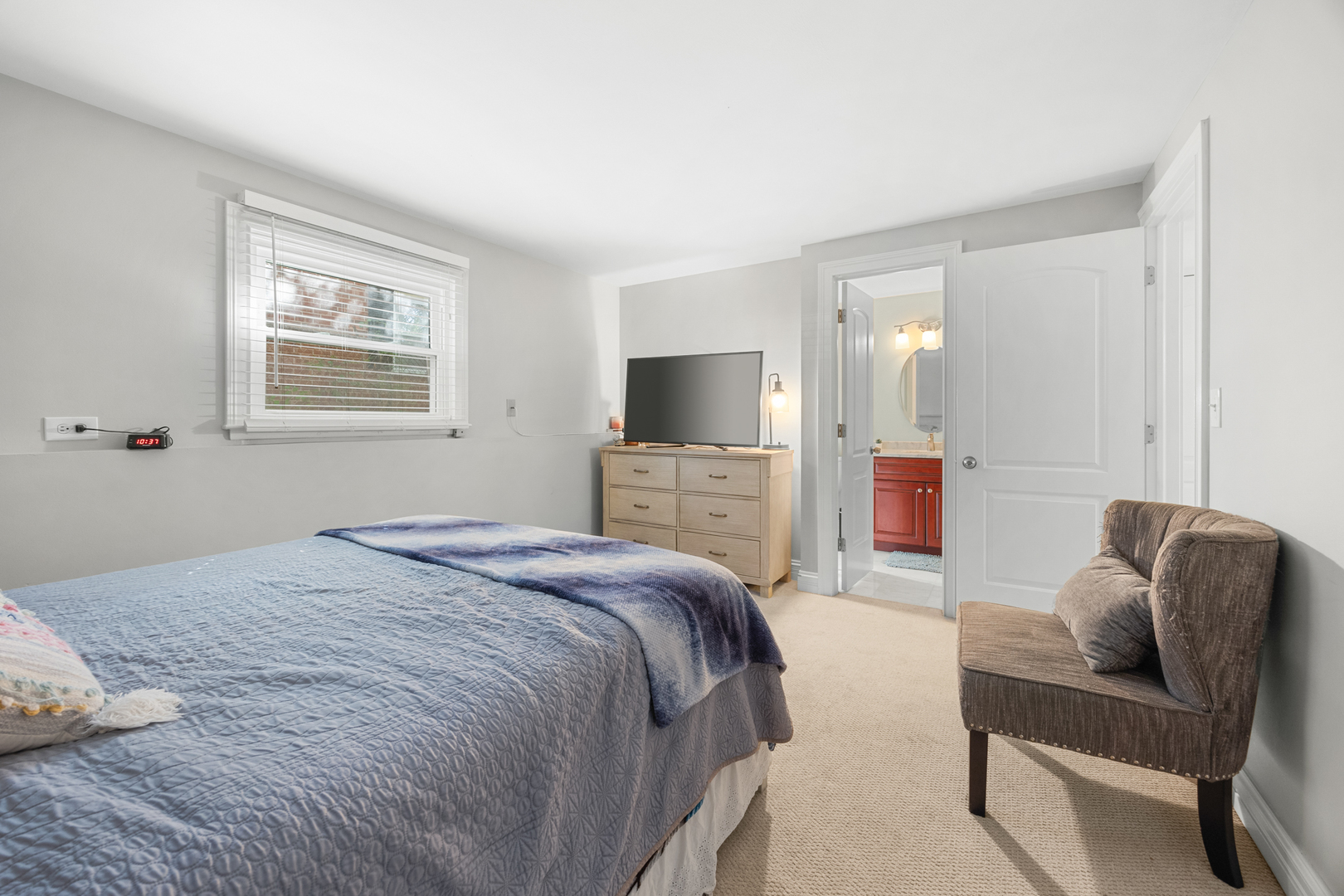 573 Maple Avenue, Lisle, IL 60532