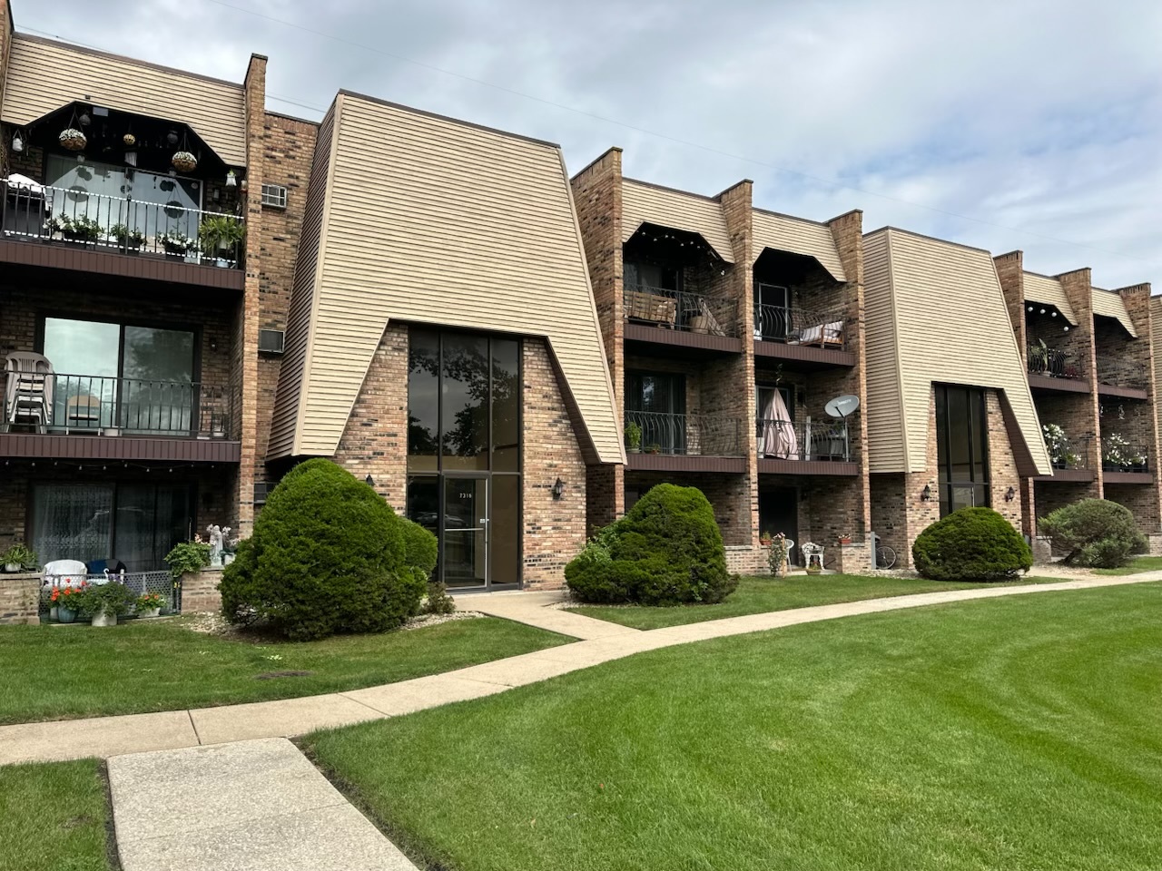7314 Blackstone Avenue #30, Justice, IL 60458