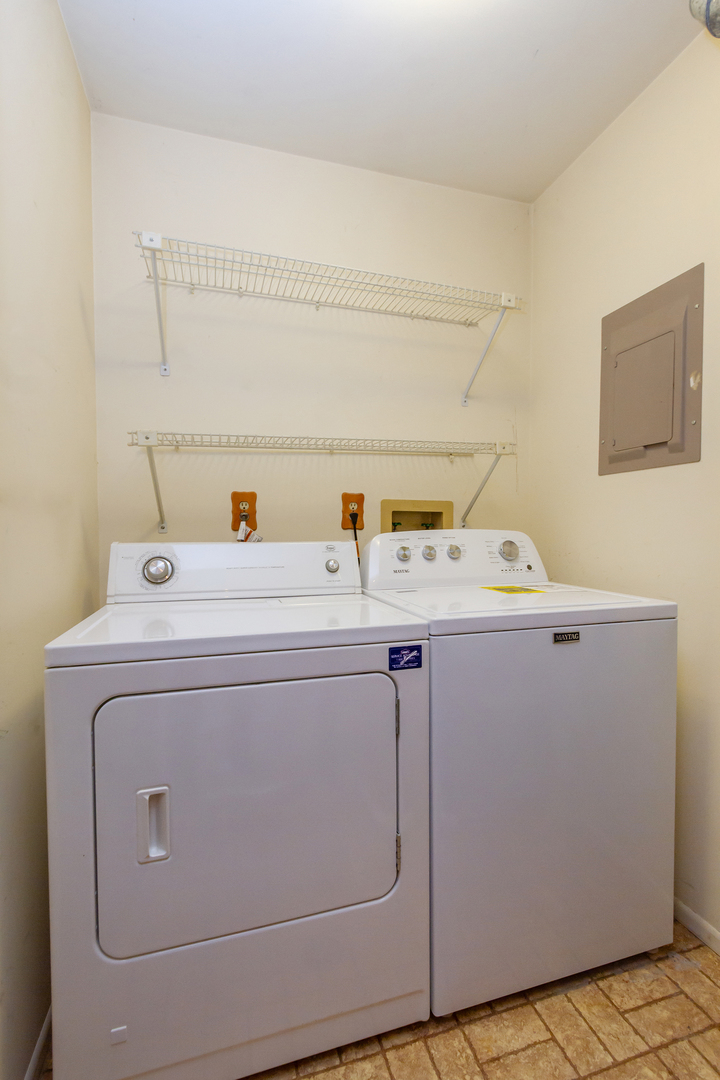1405 Creekside Court #B, Elgin, IL 60123