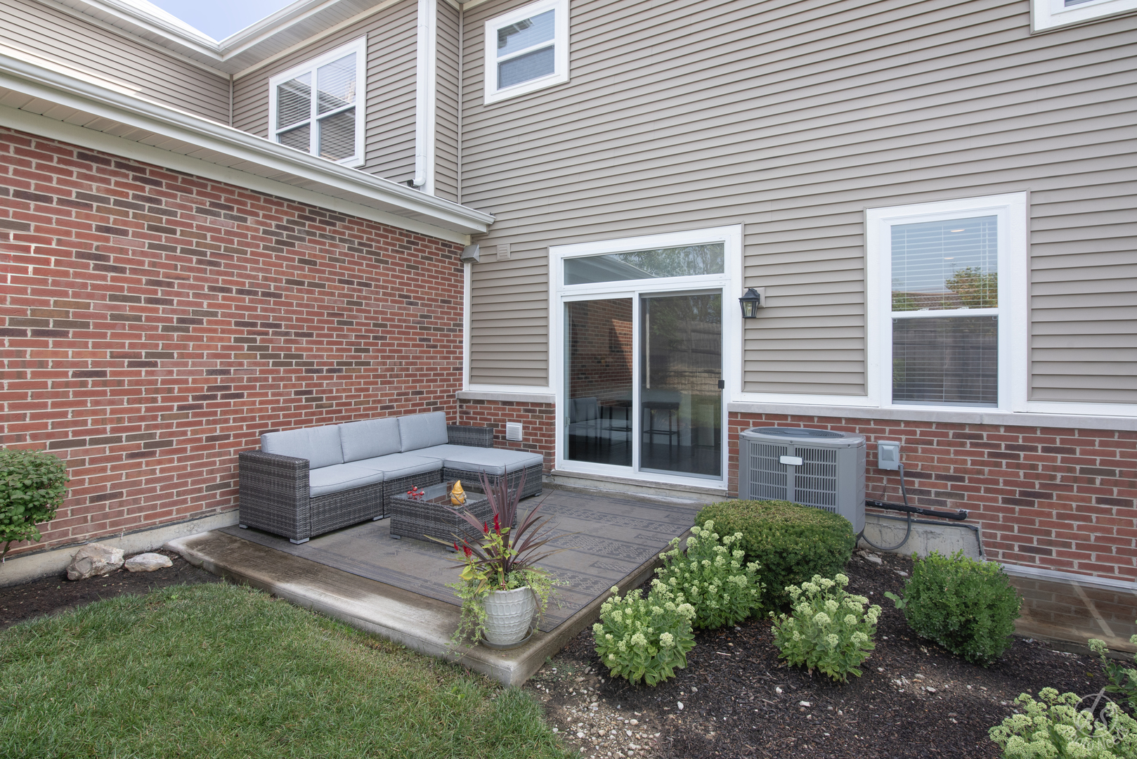 2390 N Newberry Lane, Palatine, IL 60074