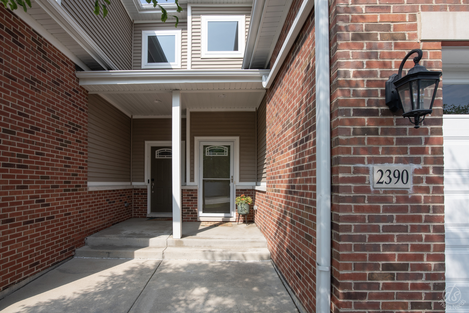 2390 N Newberry Lane, Palatine, IL 60074