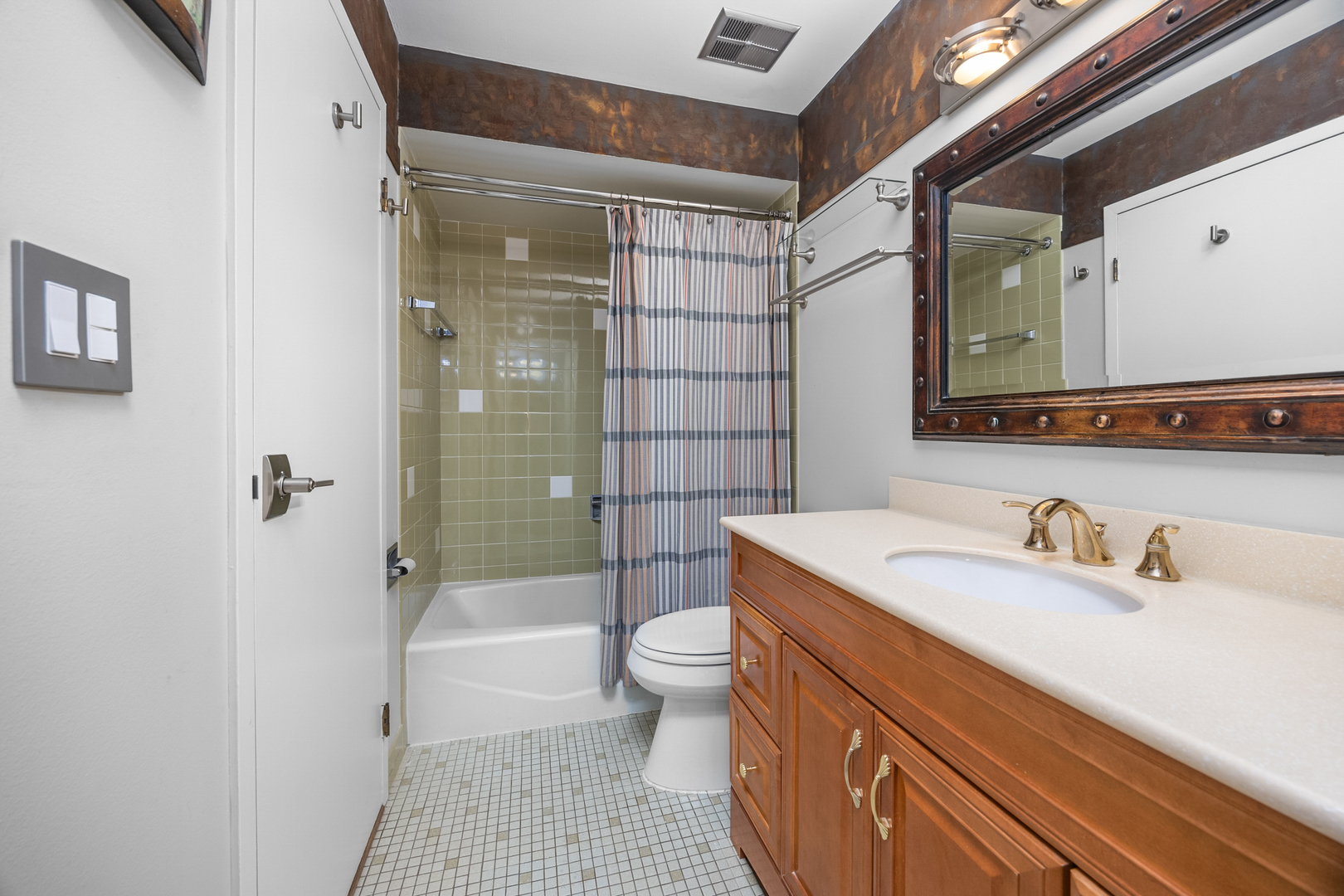 1727 W CRYSTAL Lane #403, Mount Prospect, IL 60056