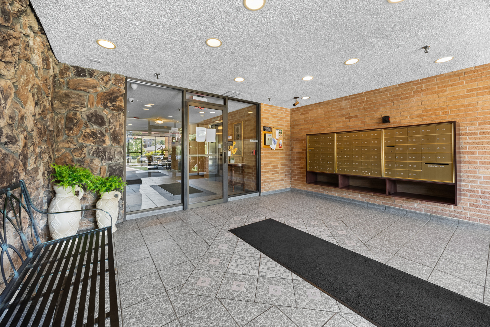 1727 W CRYSTAL Lane #403, Mount Prospect, IL 60056