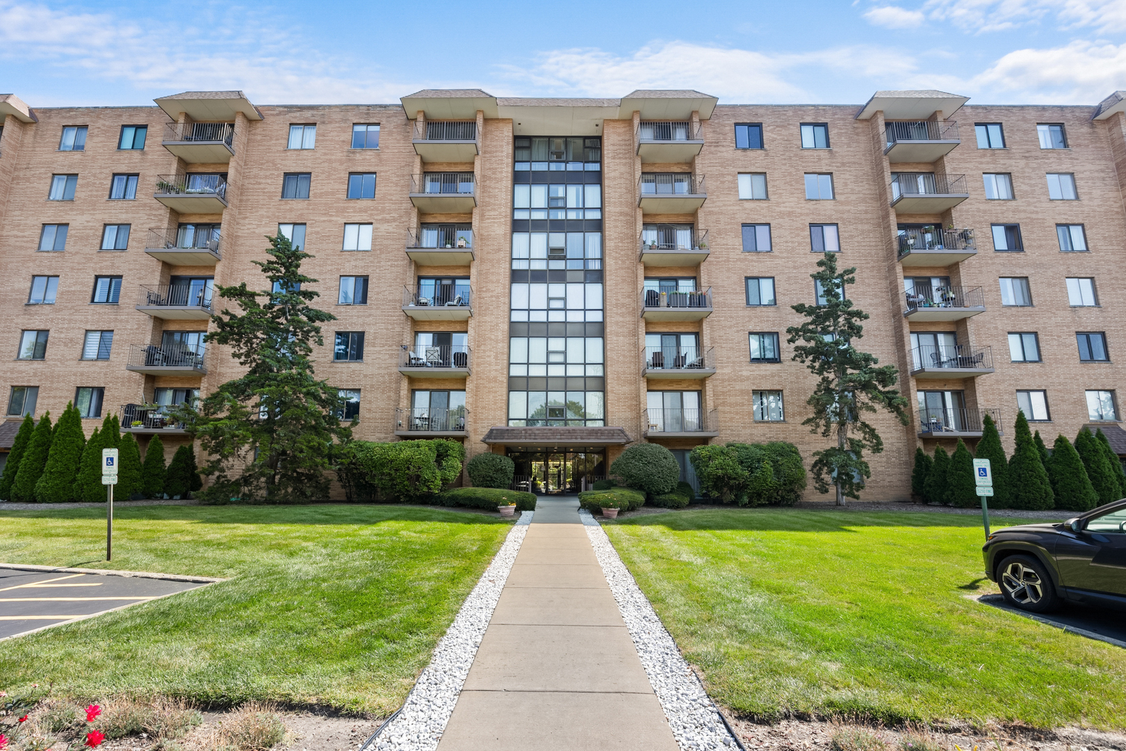 1727 W CRYSTAL Lane #403, Mount Prospect, IL 60056