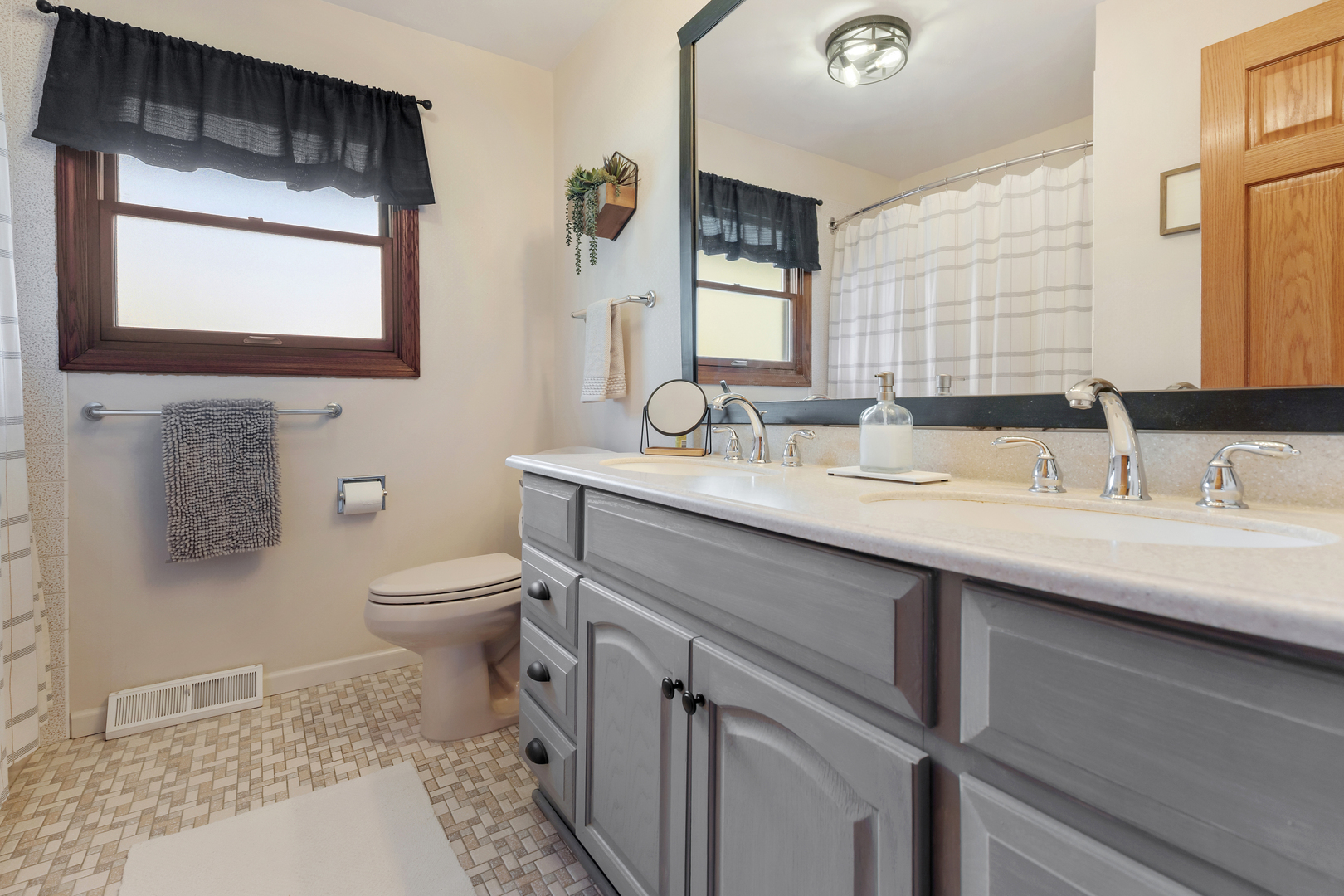 1811 N Aspen Drive, Mount Prospect, IL 60056