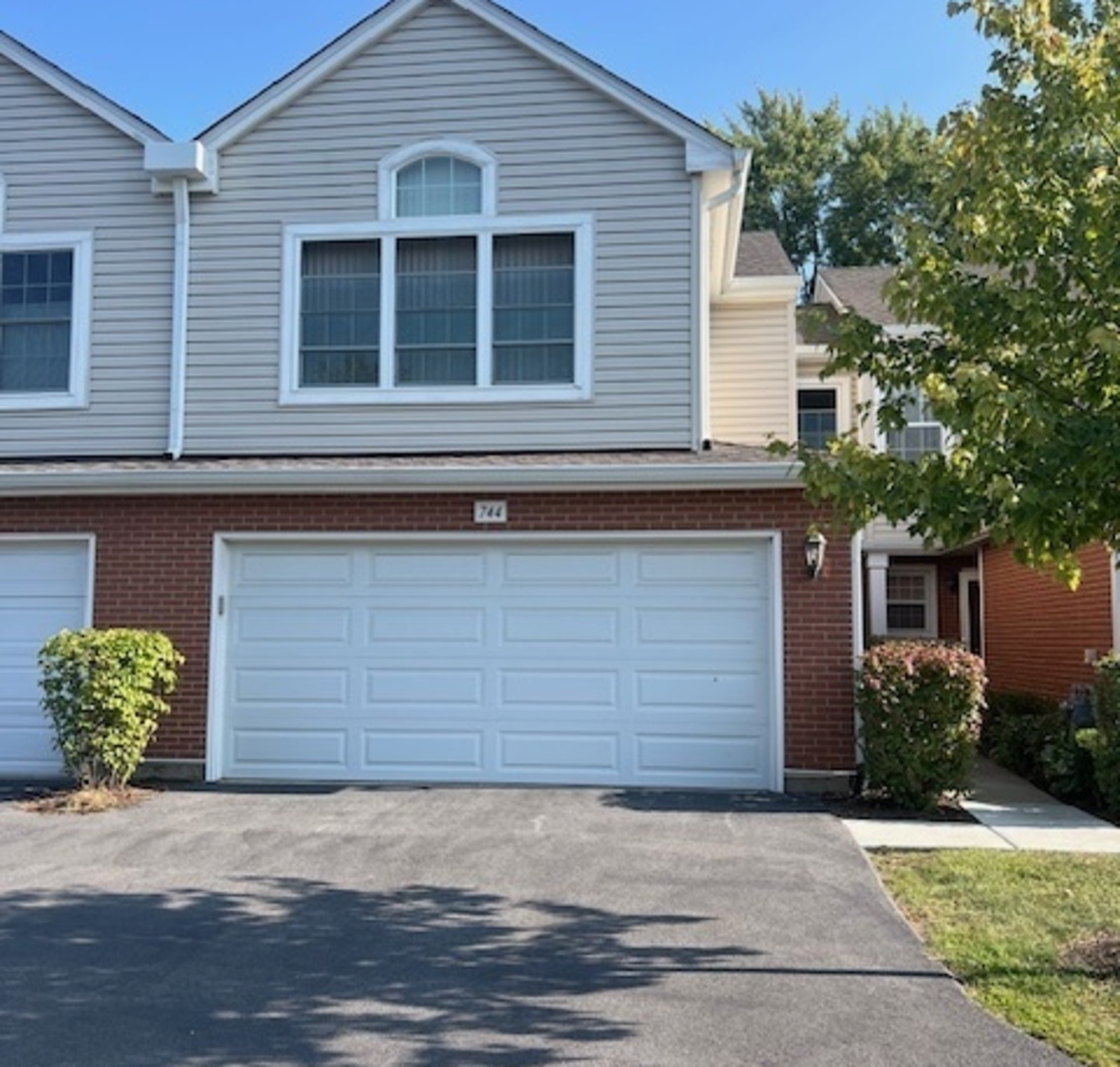 744 Old Checker Road, Buffalo Grove, IL 60089