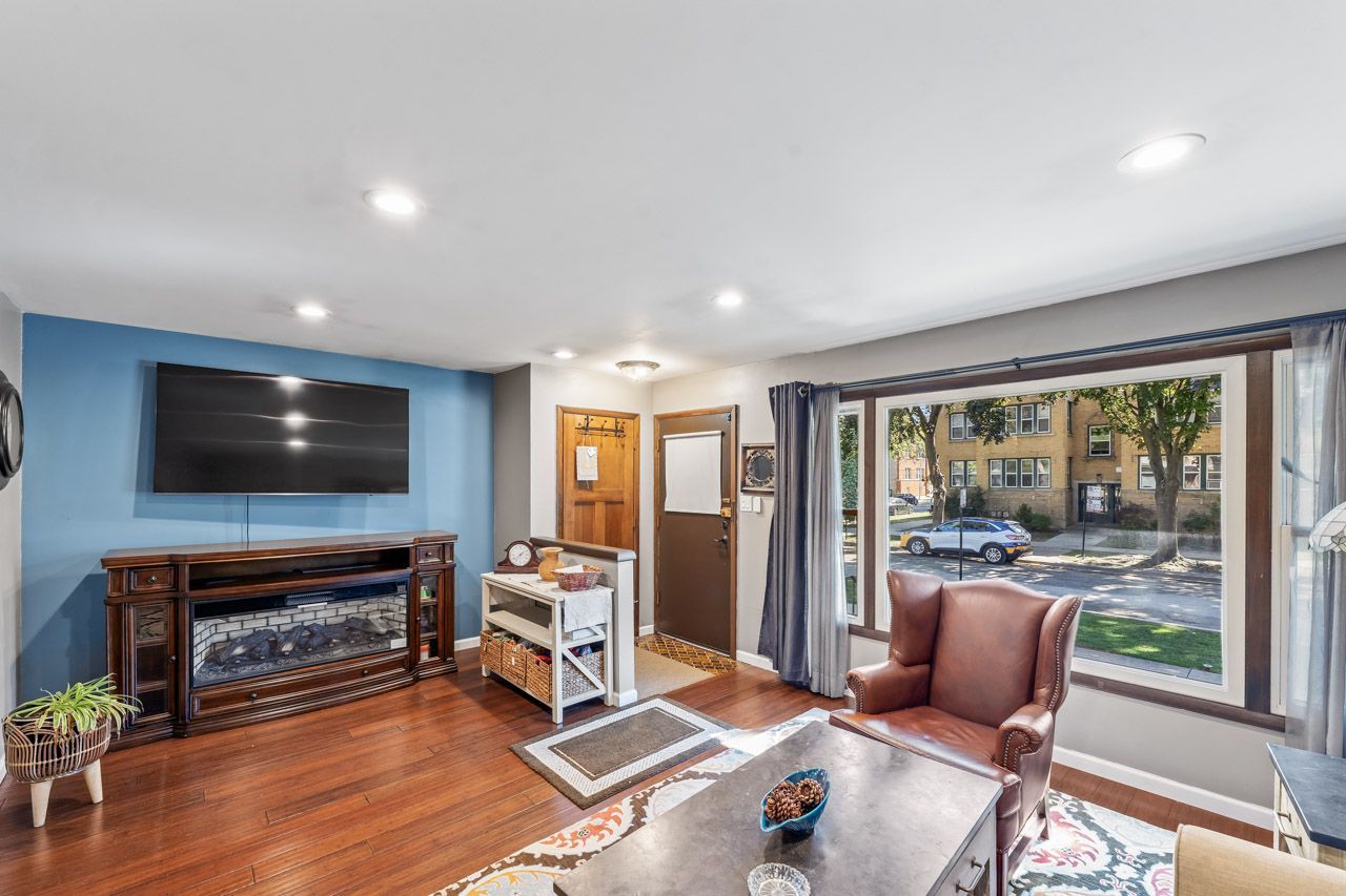 3904 W Eddy Street, Chicago, IL 60618