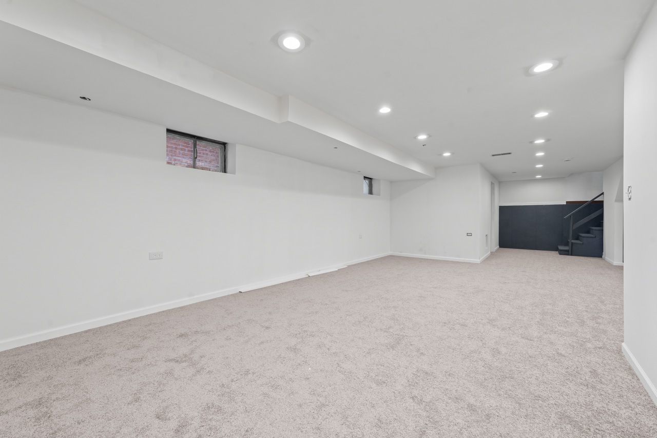 3904 W Eddy Street, Chicago, IL 60618