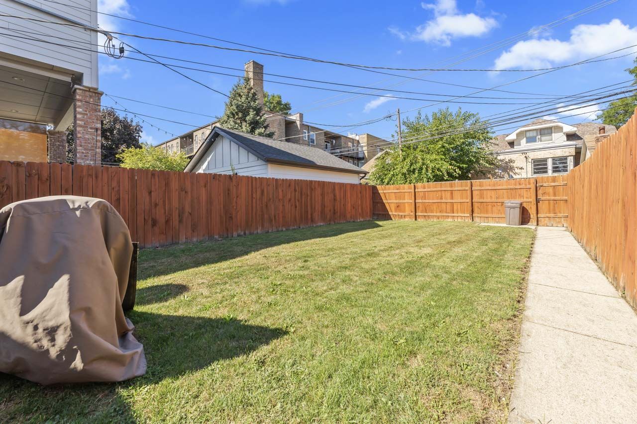 3904 W Eddy Street, Chicago, IL 60618