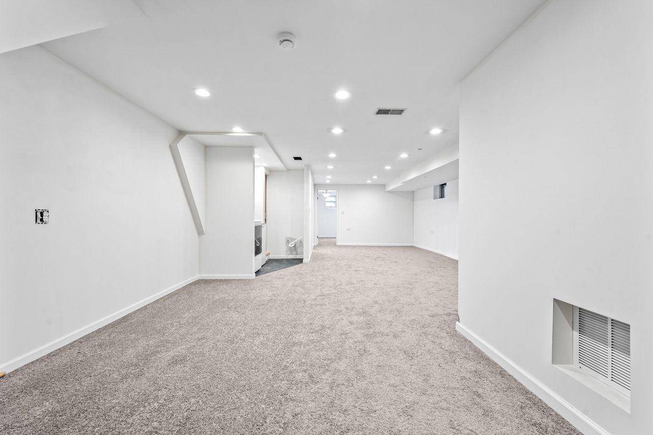 3904 W Eddy Street, Chicago, IL 60618