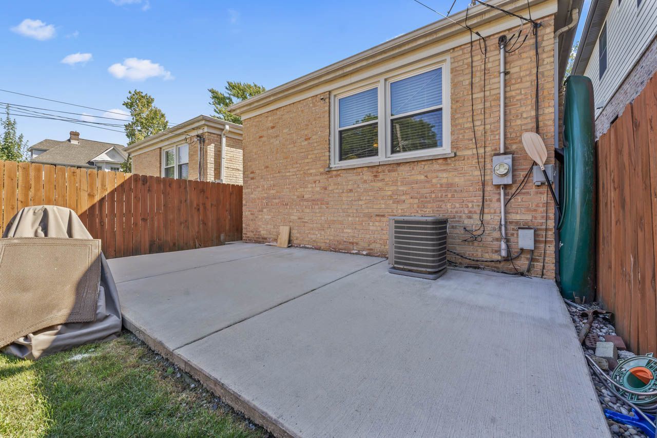 3904 W Eddy Street, Chicago, IL 60618