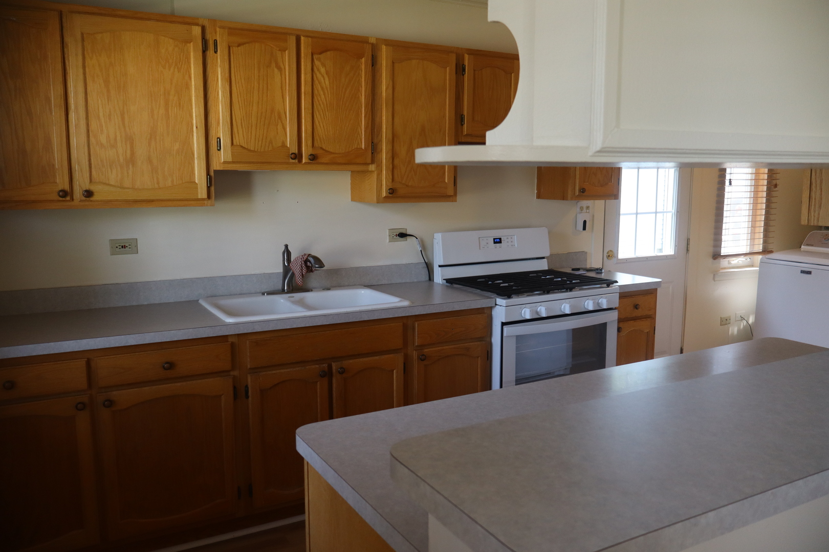 14832 KENNETH Avenue, Midlothian, IL 60445