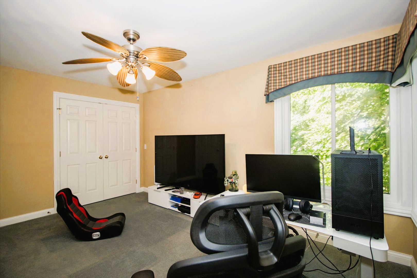 124 Ravine Lane, North Barrington, IL 60010
