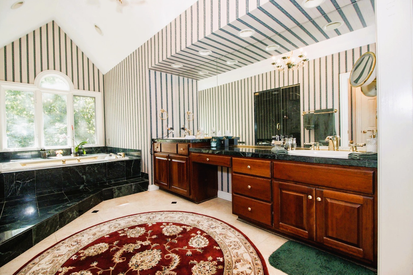 124 Ravine Lane, North Barrington, IL 60010