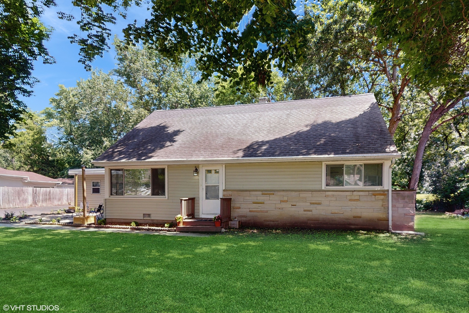 16051 W Des Plaines Drive, Libertyville, IL 60048