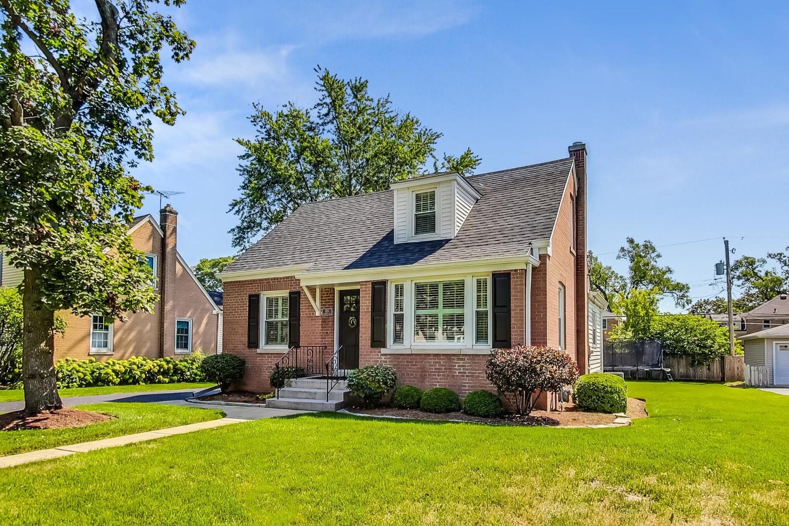 105 Hiawatha Drive, Clarendon Hills, IL 60514