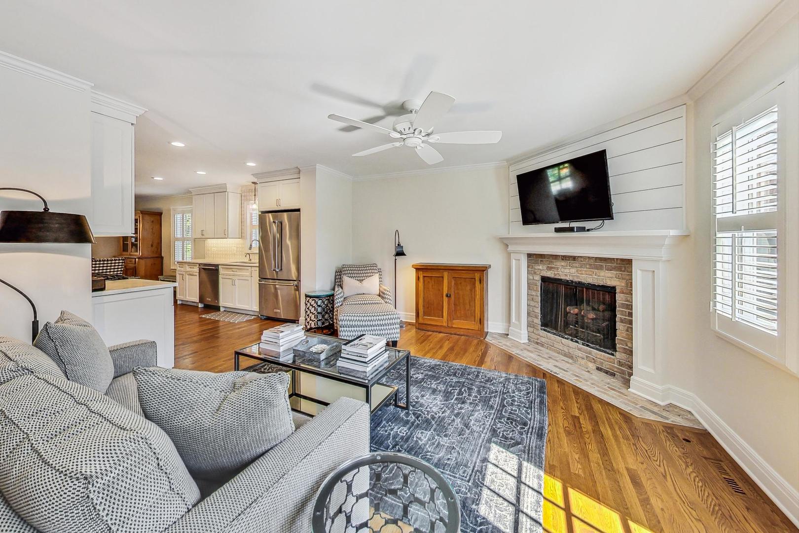 105 Hiawatha Drive, Clarendon Hills, IL 60514