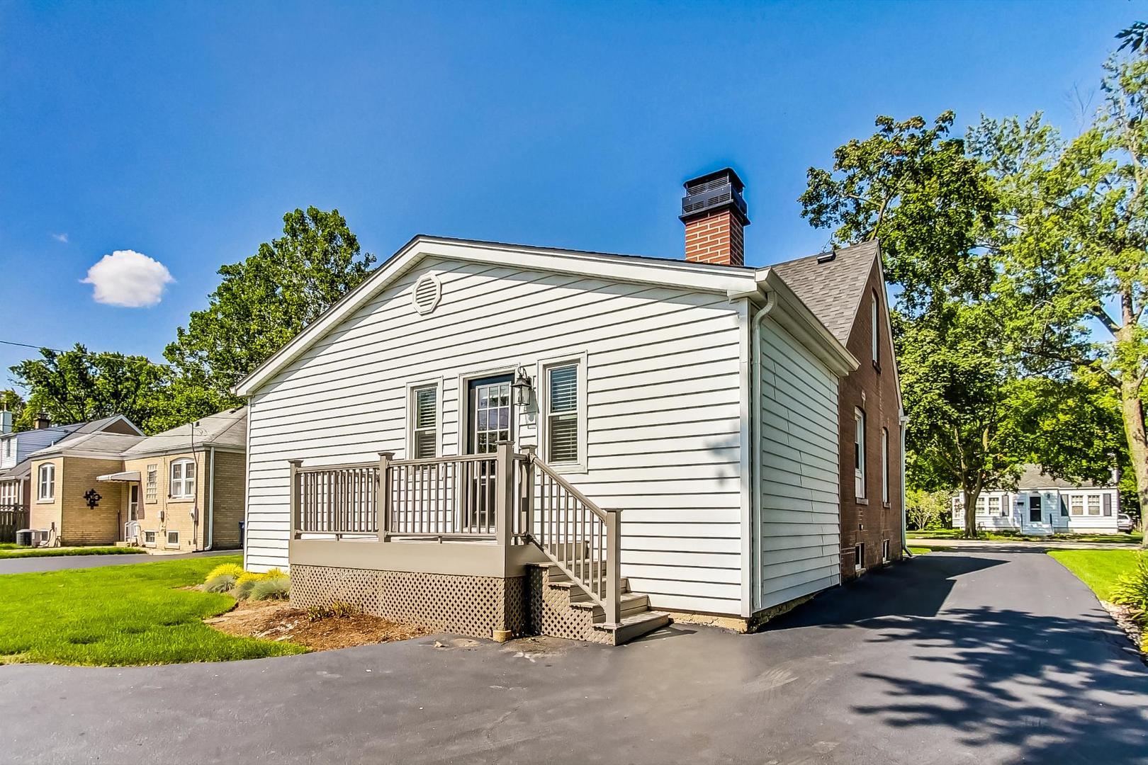 105 Hiawatha Drive, Clarendon Hills, IL 60514