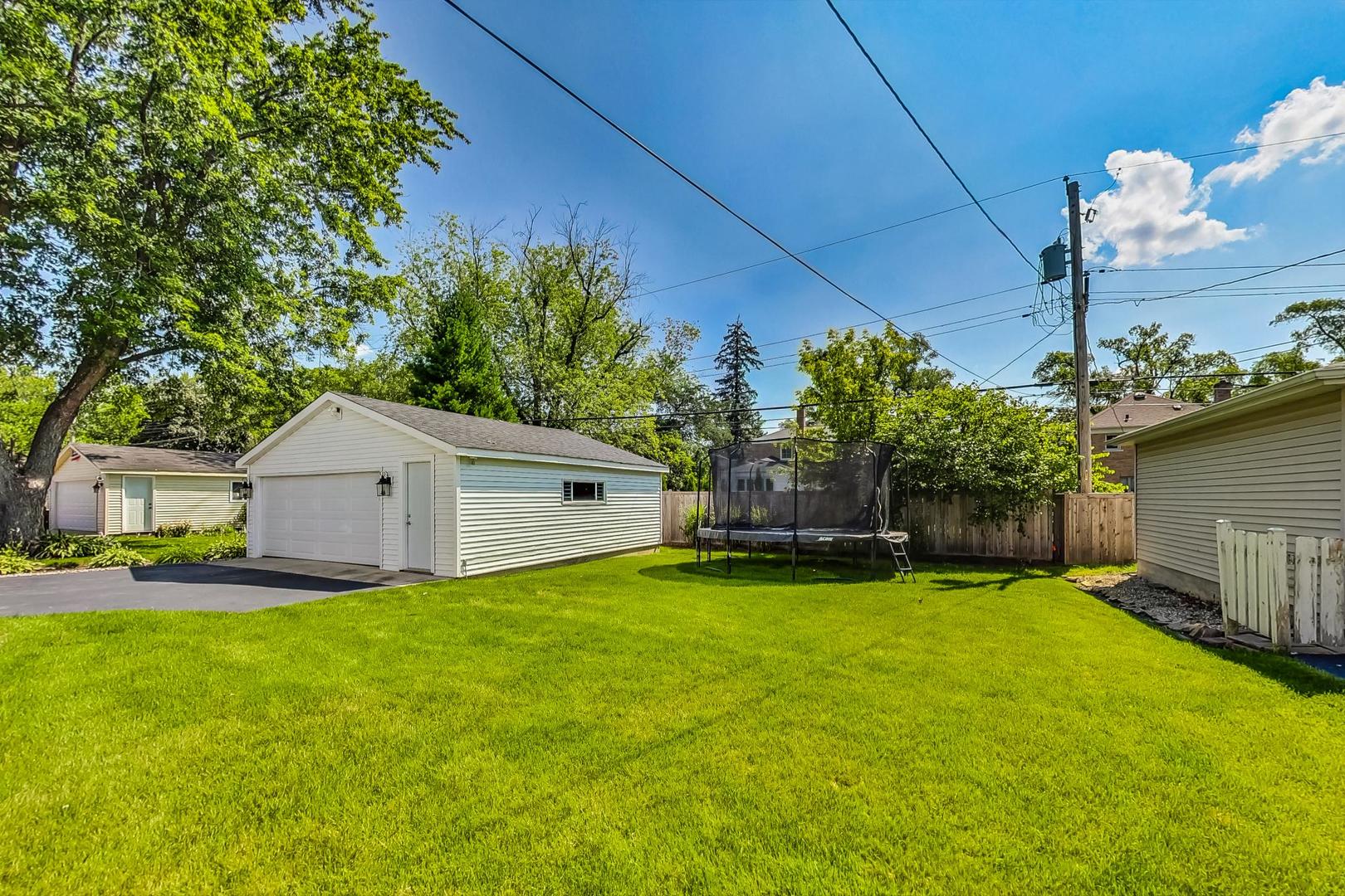 105 Hiawatha Drive, Clarendon Hills, IL 60514