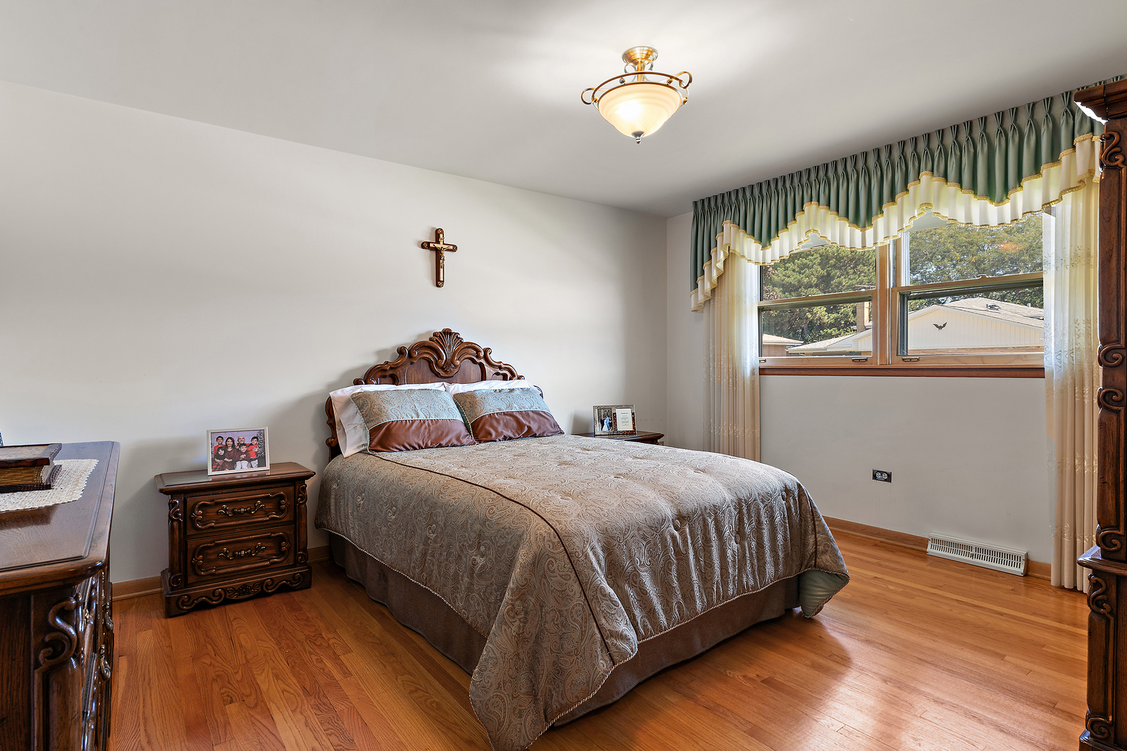 8231 W Balmoral Avenue, Chicago, IL 60656