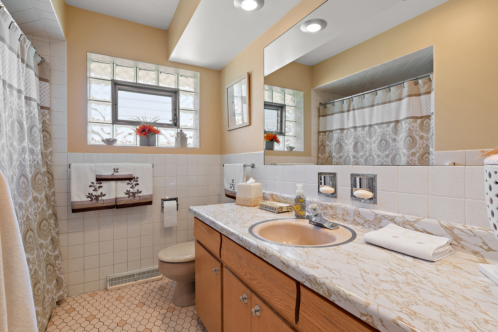 8231 W Balmoral Avenue, Chicago, IL 60656