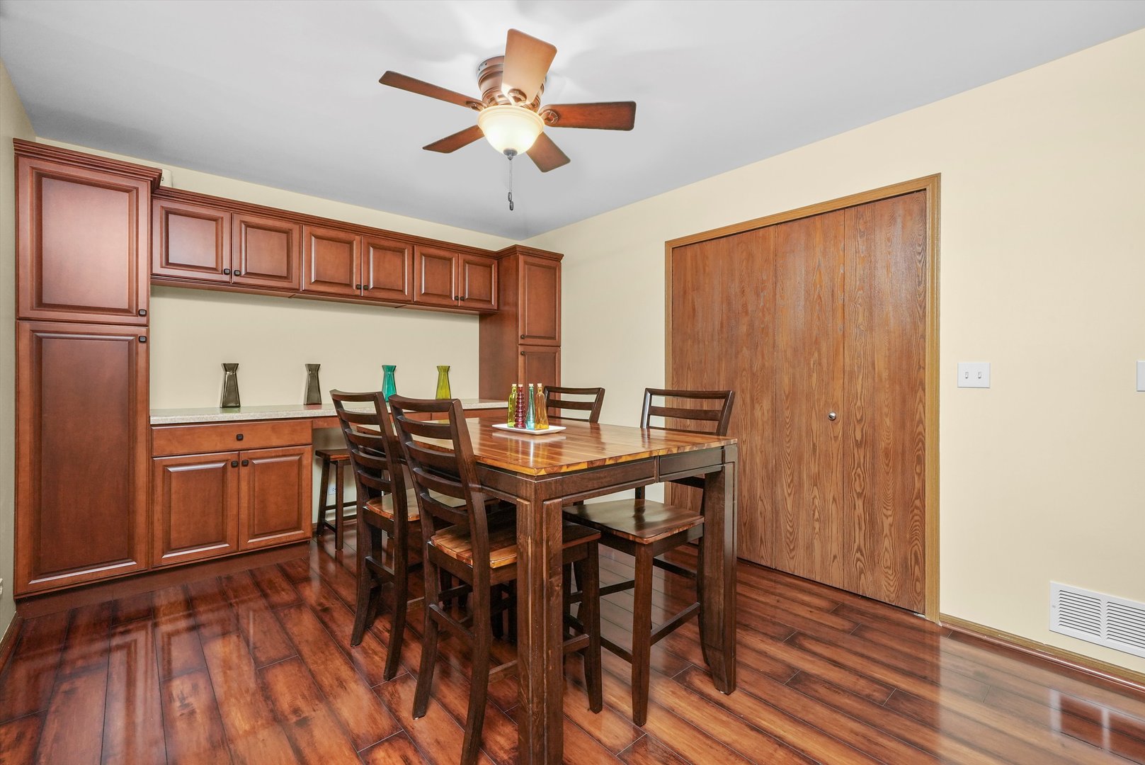 34040 N White Oak Lane, Gurnee, IL 60031