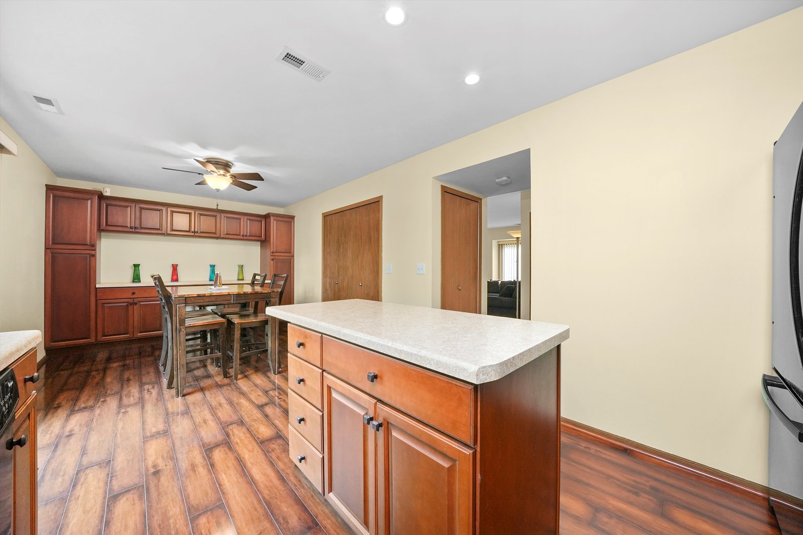 34040 N White Oak Lane, Gurnee, IL 60031