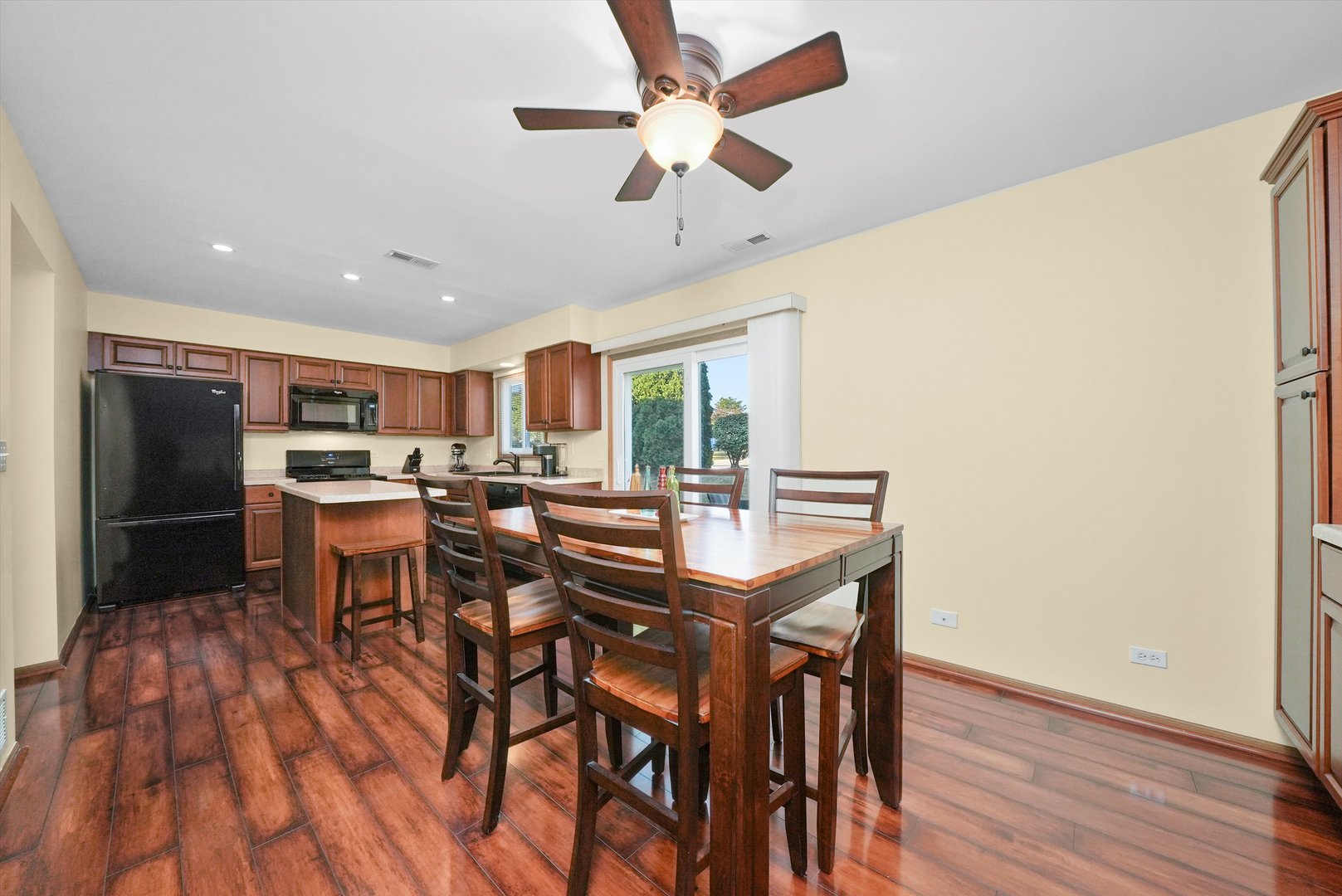 34040 N White Oak Lane, Gurnee, IL 60031