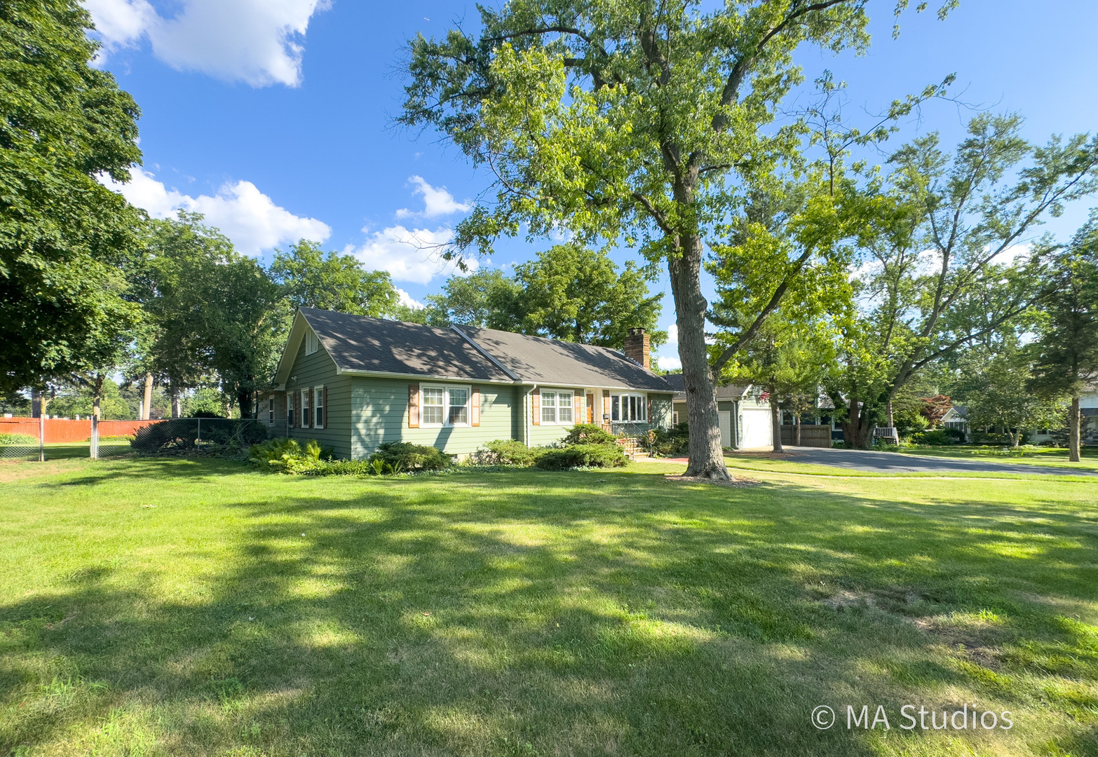 1219 Golf Lane, Wheaton, IL 60189