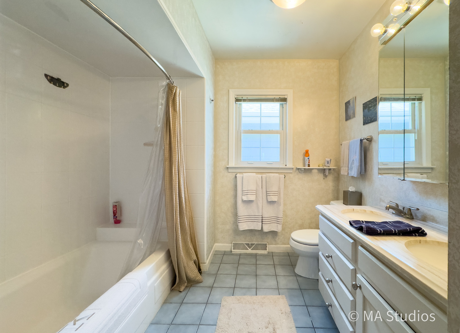 1219 Golf Lane, Wheaton, IL 60189