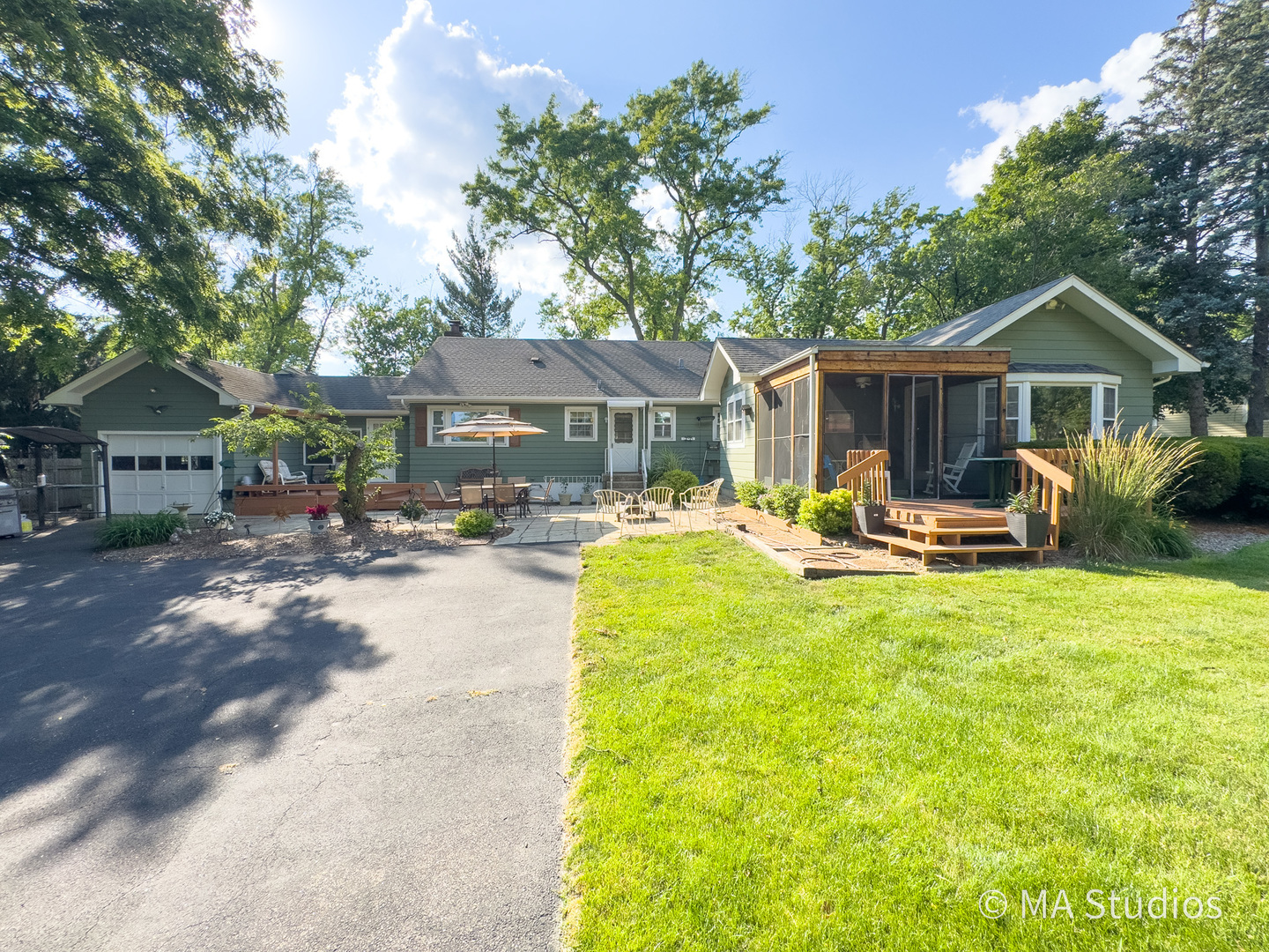 1219 Golf Lane, Wheaton, IL 60189