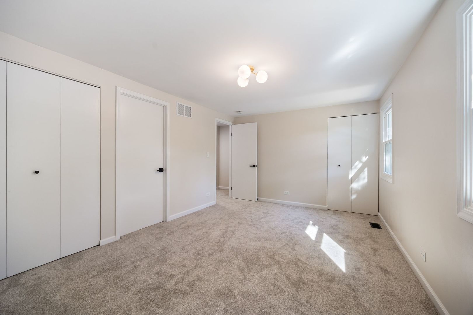 831 Mansfield Court, Schaumburg, IL 60194