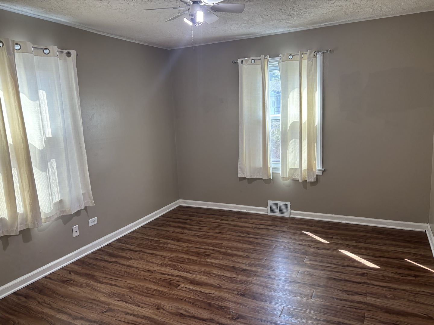 9 S Midland Avenue, Mundelein, IL 60060
