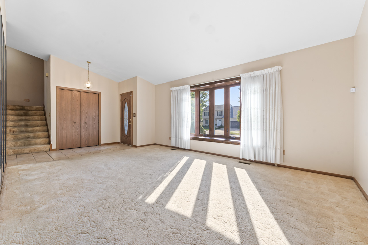 1093 Gloria Drive, Elk Grove Village, IL 60007