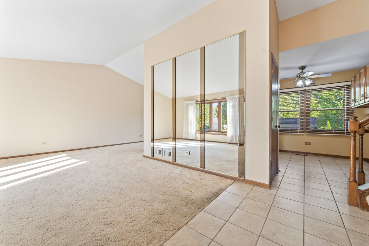 1093 Gloria Drive, Elk Grove Village, IL 60007