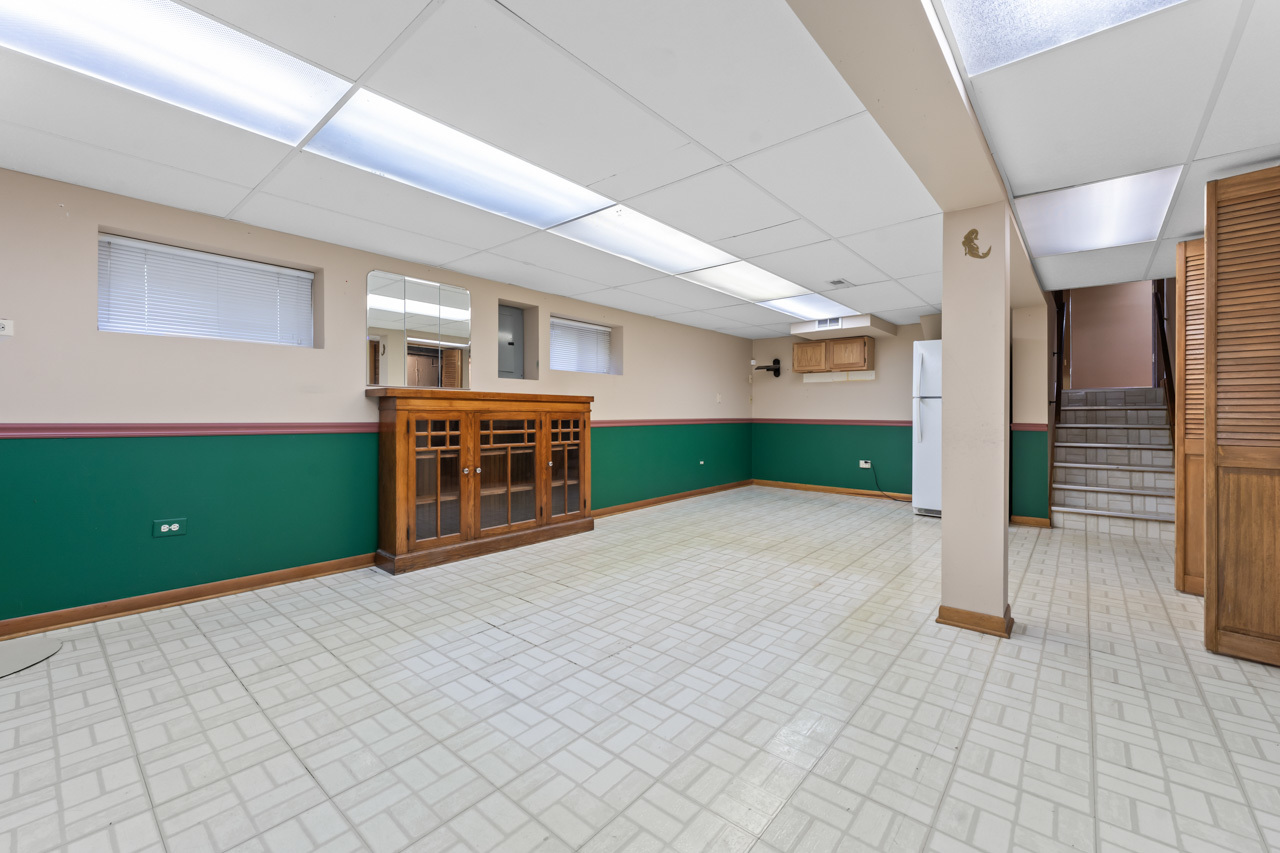 1093 Gloria Drive, Elk Grove Village, IL 60007