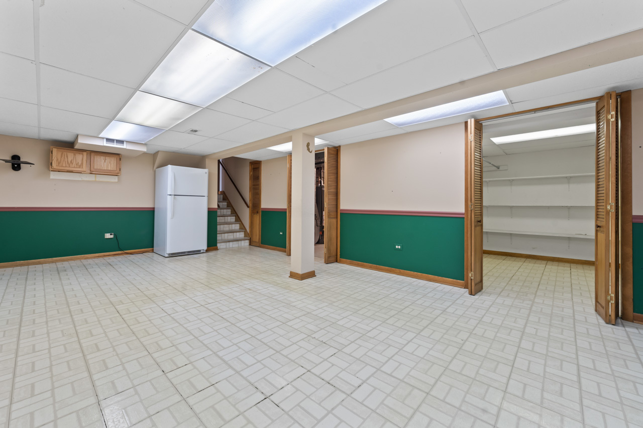 1093 Gloria Drive, Elk Grove Village, IL 60007