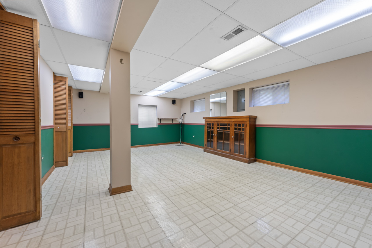 1093 Gloria Drive, Elk Grove Village, IL 60007