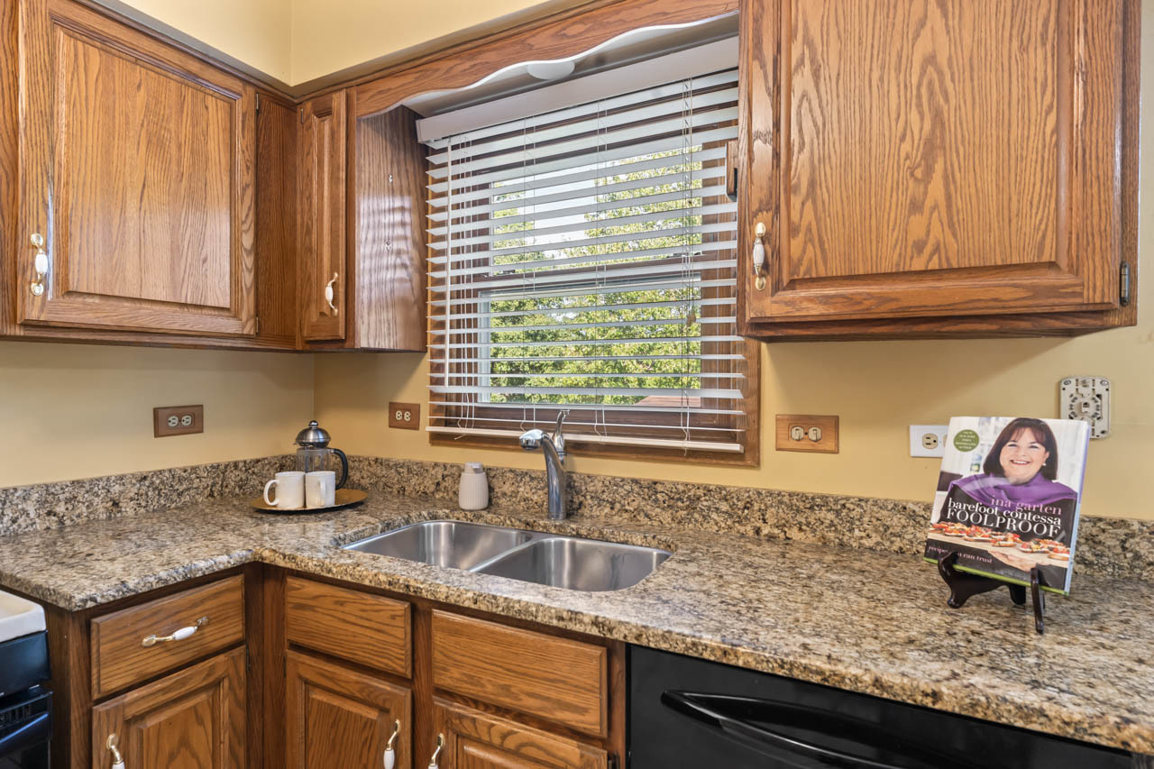 1093 Gloria Drive, Elk Grove Village, IL 60007