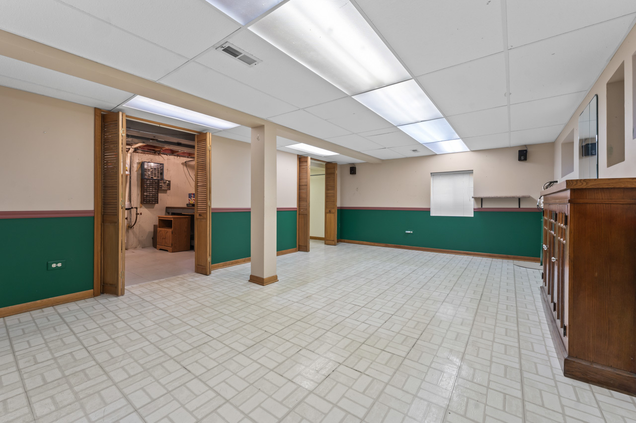 1093 Gloria Drive, Elk Grove Village, IL 60007