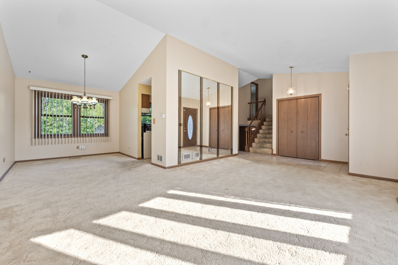 1093 Gloria Drive, Elk Grove Village, IL 60007