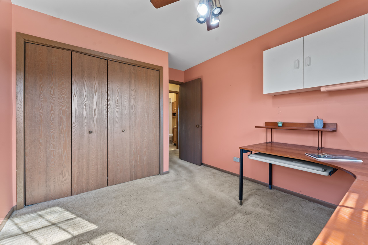 1093 Gloria Drive, Elk Grove Village, IL 60007